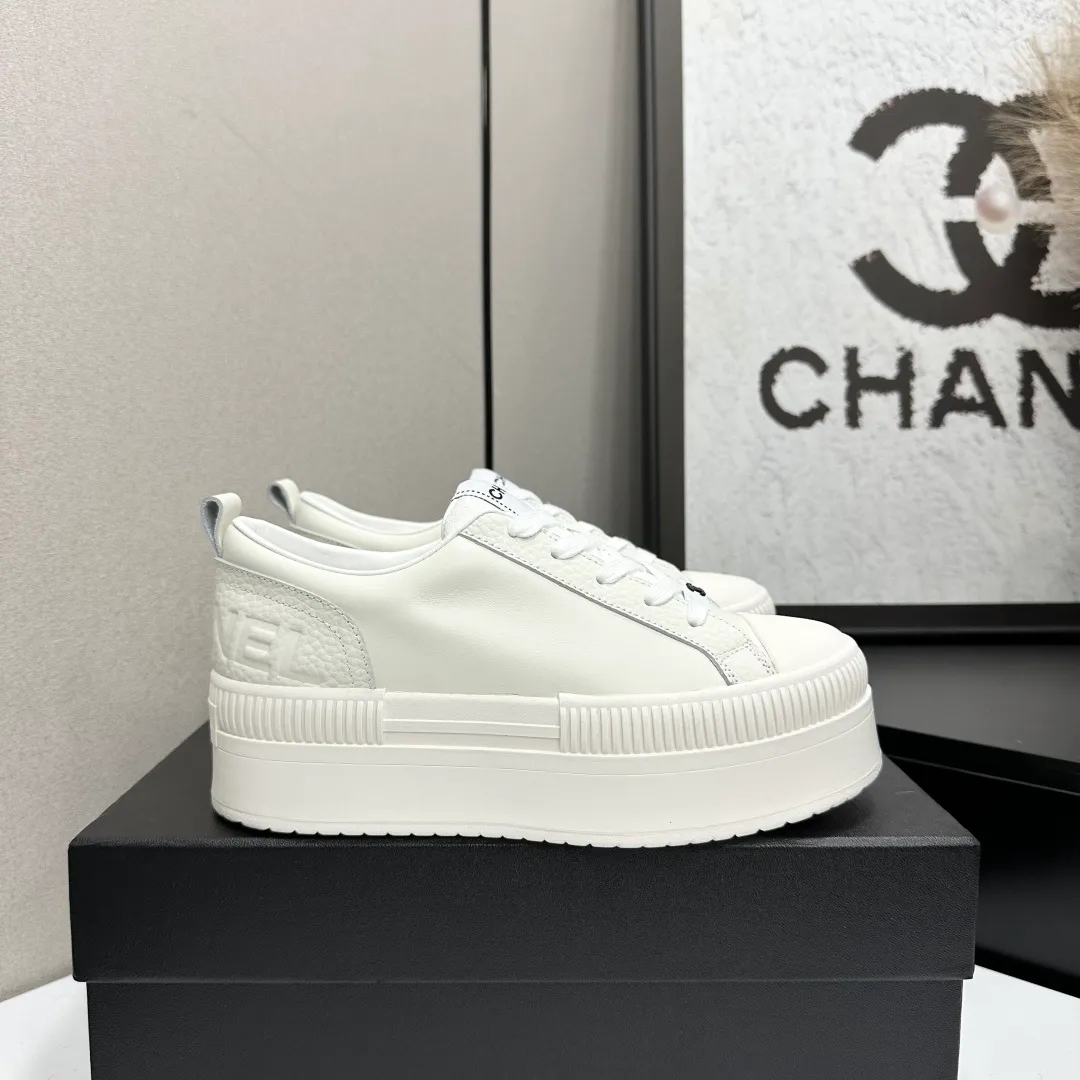 👟👟Ex-factory price 560👟👟Chanel Panda Shoes! 2025 counter's top casual sports shoes. This classic design; the upper is electro-embroidered with a variety of techniques; the outsole is fashionable and sporty; the unusual inclusion of a variety of color matching elements... The diversified mix and match is very good-looking and versatile, and can be used for leisure, fashion, sports, and outdoor... ꫛꫀꪝ Go➫ Materials: ❶Upper made of: original imported first-layer silk cowhide + original waterproof cloth + original first-layer cowhide ❷Inner lining: Breathable mesh ❸ Outsole based on: original TPU combination outsole, full set of boutique packaging for women 35–41